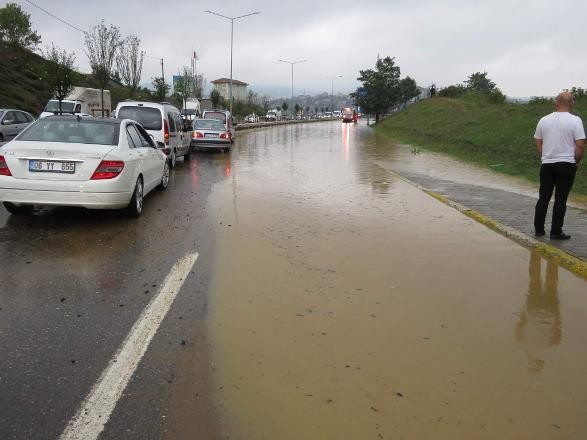 İstanbul'da yollar sular altında: Araçlar mahsur kaldı...!