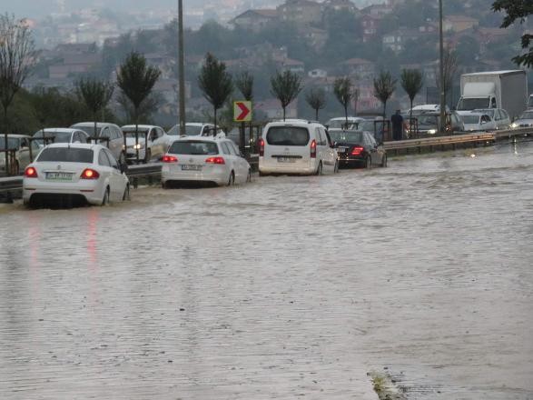 İstanbul'da yollar sular altında: Araçlar mahsur kaldı...!
