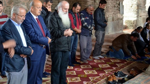 Cuma Namazını Kıldı! Bu Kişinin Kim Olduğuna İnanamayacaksınız!