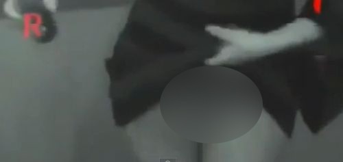 Asansörde gizli kameraya yakalandı