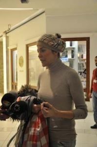 SÜTYENSİZ SOKAĞA ÇIKMA MODASI ALDI BAŞINI GİDİYOR
