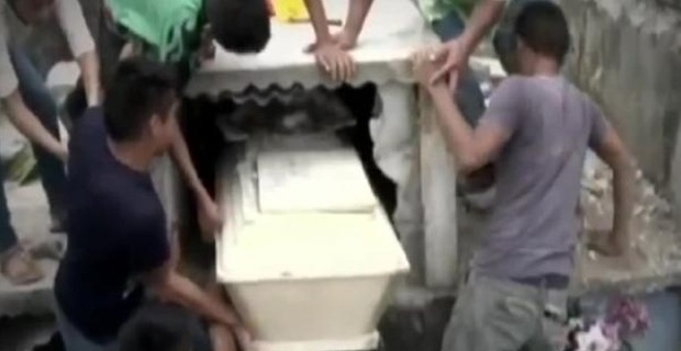 MEZARDAN ÇIĞLIKLAR GELİNCE TABUTU ÇIKARDILAR! BAKIN NELER OLDU İŞTE O ANLAR BÖYLE GÖRÜNTÜLENDİ!!