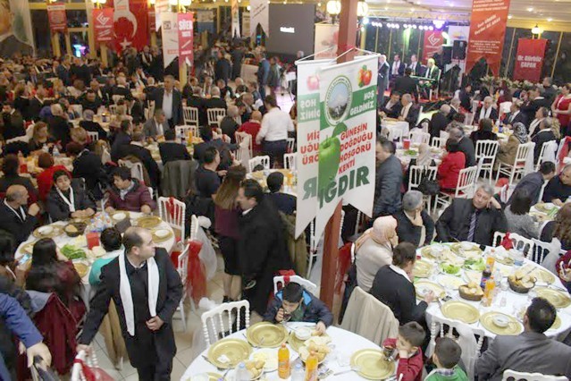 Iğdırlılar salona sığmadı!