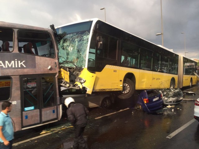 ŞEMSİYENİN BEDELİ AĞIR OLDU! METROBÜS SALDIRGANI ASIL ŞİMDİ YANDI..!