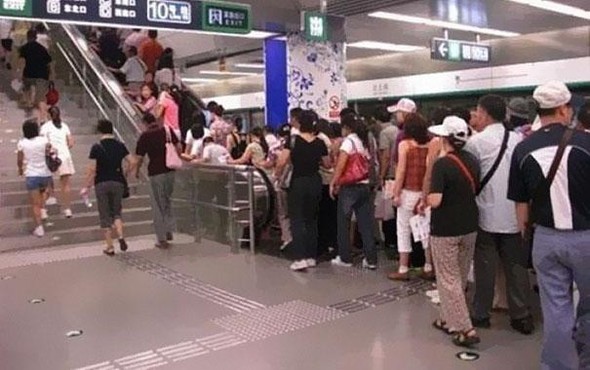 JAPON GENÇ KIZ YATTIĞI YERDEN...