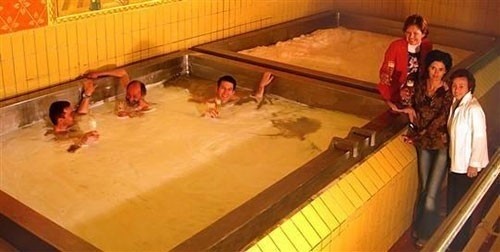 Bu Gelenek Şok Ediyor! Damat Gerdek Gecesi Gelinin Annesiyle..