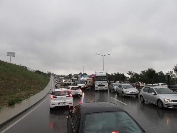 İstanbul'da yollar sular altında: Araçlar mahsur kaldı...!