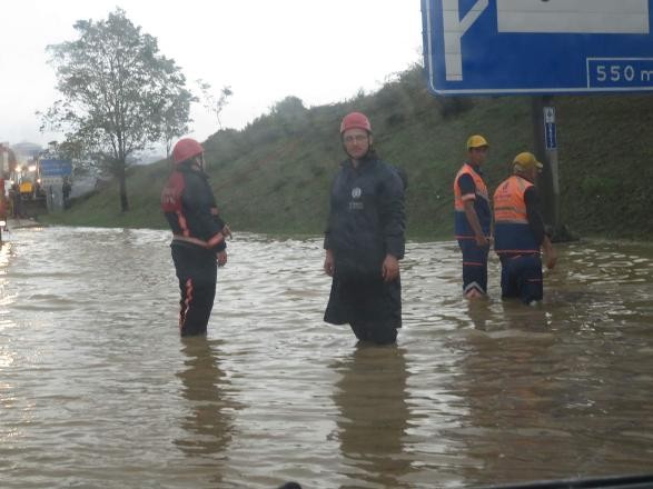 İstanbul'da yollar sular altında: Araçlar mahsur kaldı...!