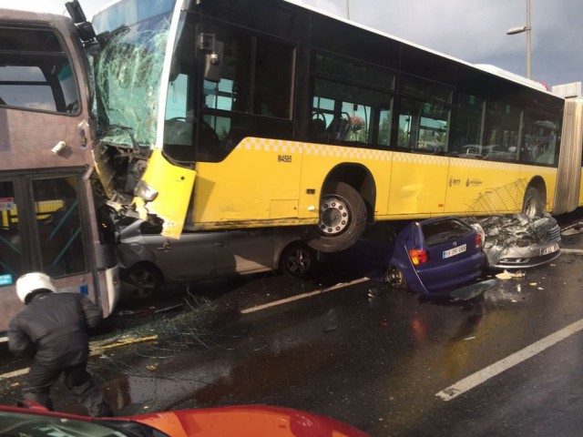 ŞEMSİYENİN BEDELİ AĞIR OLDU! METROBÜS SALDIRGANI ASIL ŞİMDİ YANDI..!
