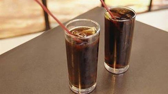 ŞOK... ŞOK... ŞOK... KOLA İÇERKEN BİR KEZ DAHA DÜŞÜNÜN!
