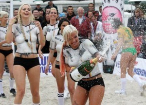 DÜNYA BU POZLARI KONUŞUYOR! FORMA GİYMEYİP KENDİLERİNİ BOYADILAR! BAKMADAN ÖNCE DERİN BİR NEFES ALIN..!