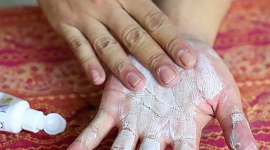 TIRNAKLARINIZI DİŞ MACUNU İLE FIRÇALARSANIZ..!