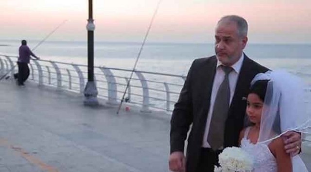 12 Yaşındaki Kızla Evlendi.. Yoldan Geçenlerin Tepkisi Şok Etti!