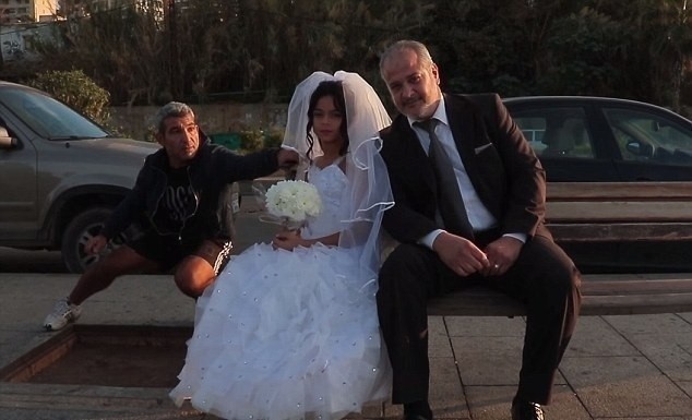 12 Yaşındaki Kızla Evlendi.. Yoldan Geçenlerin Tepkisi Şok Etti!