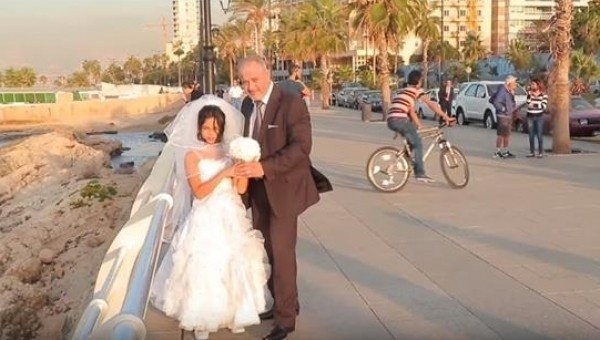 12 Yaşındaki Kızla Evlendi.. Yoldan Geçenlerin Tepkisi Şok Etti!