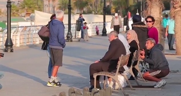 12 Yaşındaki Kızla Evlendi.. Yoldan Geçenlerin Tepkisi Şok Etti!