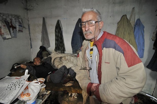 YEŞİLÇAM'IN SEVİLEN İSMİ İÇLER ACISI HALDE!!BİR ZAMANLARIN SEVİLEN İSMİYDİ!!