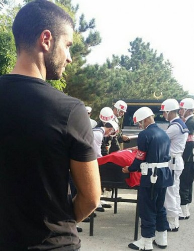 Ünlü oyuncu Berk Oktay dede'sini kaybetti !