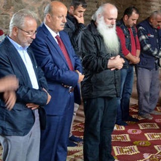 Cuma Namazını Kıldı! Bu Kişinin Kim Olduğuna İnanamayacaksınız!