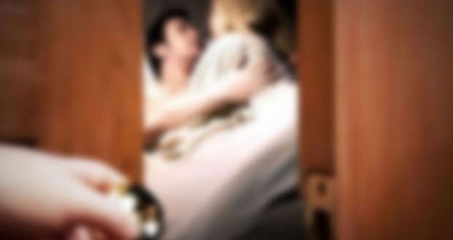 HIRSIZ VAR SANIP KIZININ ODASINA GİRDİ! GÖRDÜKLERİ KARŞISINDA ŞOKE OLAN ANNE…