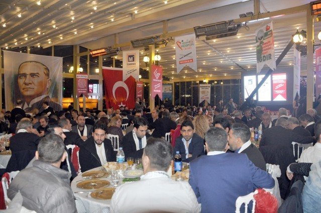 Iğdırlılar salona sığmadı!