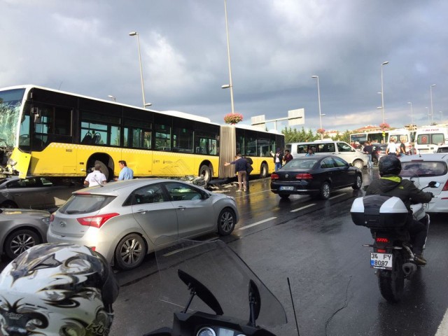 ŞEMSİYENİN BEDELİ AĞIR OLDU! METROBÜS SALDIRGANI ASIL ŞİMDİ YANDI..!
