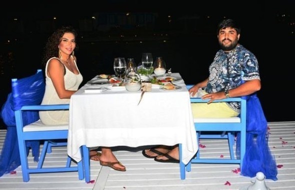 BİR YIL ÖNCE EVLENMİŞLERDİ !! ÜNLÜ ŞARKICI 4 AYLIK HAMİLE!!