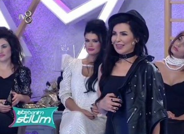 ESRA EROL'DAN ÇIKTI ZUHAL'E GİTTİ ŞİMDİ DE İŞTE BENİM STİLİM PROGRAMINA KATILDI! DAHA ÖNCE DE SÖYLEDİK, BUNUN DERDİ EVLENMEK FALAN DEĞİL DİYE... ARKADAŞ BİR DUR YERİNDE ARTIK YETER!