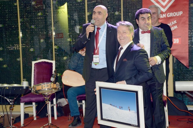 Iğdırlılar salona sığmadı!