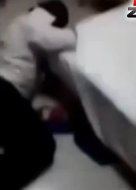 KARISINI SEVİŞİRKEN YAKALADI!! DAYANAMAYIP HEM DÖVDÜ HEM DE...