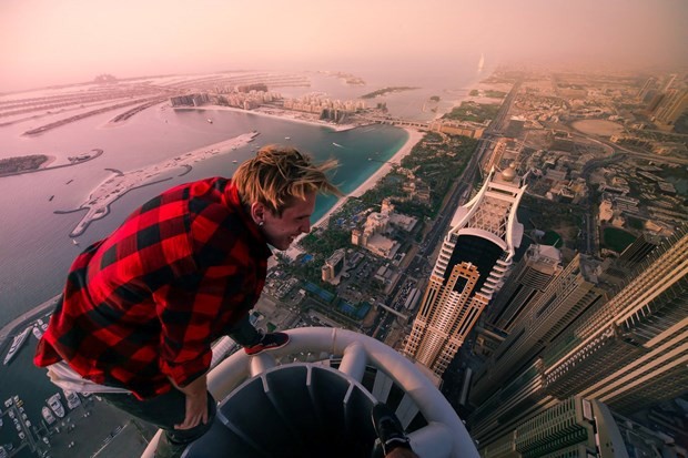 REKORTMEN SELFİE TUTKUNU ÖLÜME MEYDAN OKUYOR!