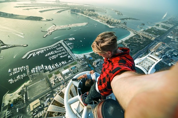 REKORTMEN SELFİE TUTKUNU ÖLÜME MEYDAN OKUYOR!