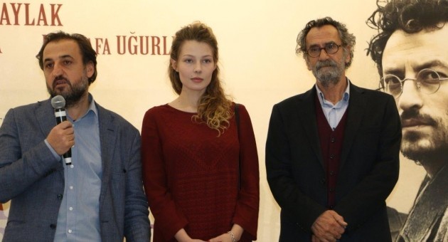 BÜYÜK AHLAKSIZLIK !...ÜNLÜ SANATÇIDAN ŞOK EDEN AÇIKLAMA; O SAHNEDE GERÇEKTEN SEVİŞTİK ! BAKIN EŞİ NE TEPKİ VERDİ!