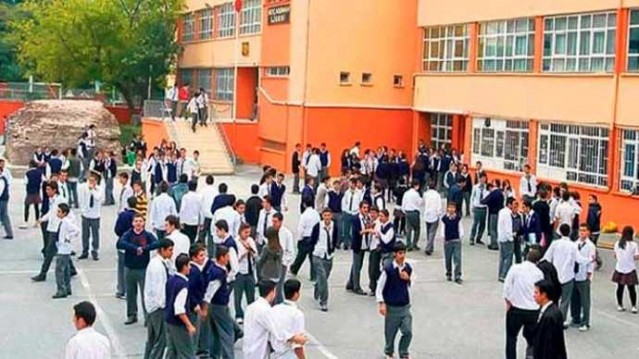 LİSE'DE SKANDAL!