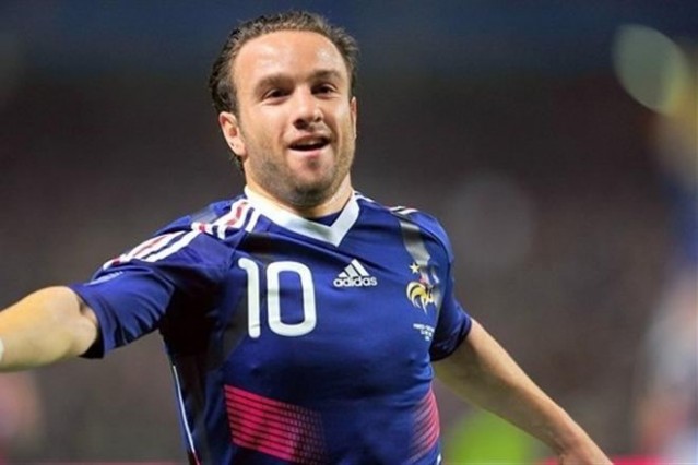 BÖYLE ÖFKE GÖRÜLMEDİ... TARAFTAR YILDIZ FUTBOLCUYU SAHADA İDAM ETTİ!