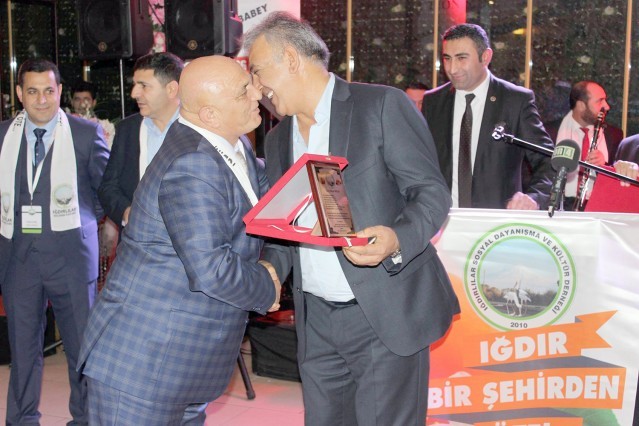 Iğdırlılar salona sığmadı!