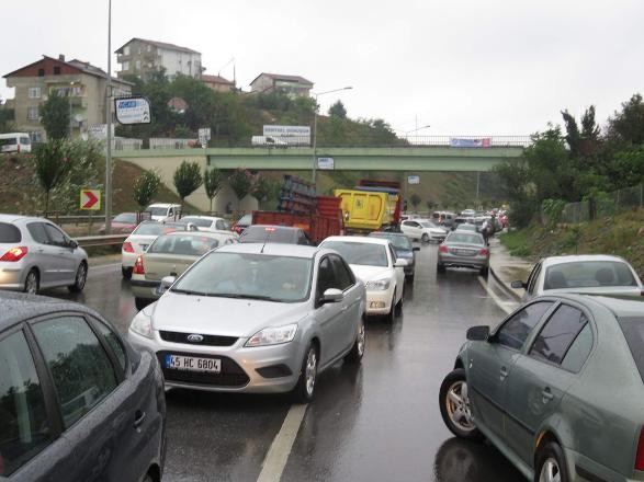 İstanbul'da yollar sular altında: Araçlar mahsur kaldı...!
