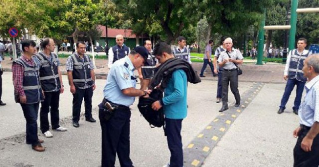 SON DAKİKA!! CUMA NAMAZINA SALDIRI...  CANLI BOMBA POLİSİ ALARMA GEÇİRDİ..!