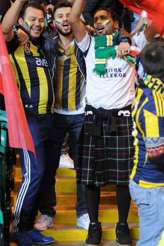 FENERBAHÇE TARAFTARI, EV SAHİBİ İSKOÇLARI ŞAŞIRTTI!