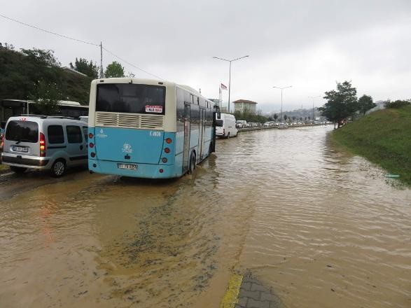 İstanbul'da yollar sular altında: Araçlar mahsur kaldı...!