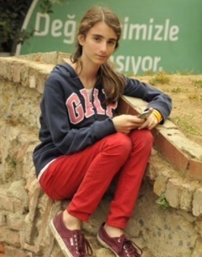 MÜGE ANLI'NIN KIZI BÜYÜDÜ, GENÇ KIZ OLDU !