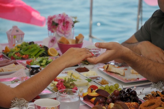 YENİ EVLENDİĞİNİZİ CÜMLE ALEME DUYURMANIN YOLLARI