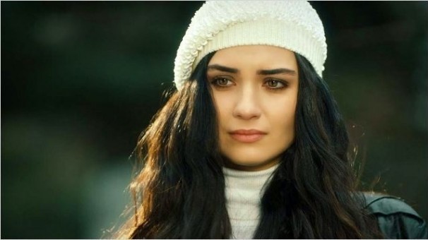 Makyajsız Tuba Büyüküstün Sosyal Medyayı Salladı
