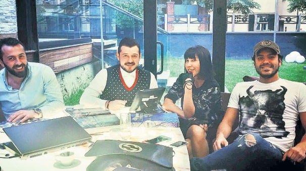 HANDE YENER YATAK ODASINA...