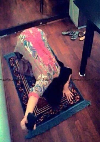 TÜRKİYE BU REZALETİ KONUŞUYOR! NAMAZ KILIYORMUŞ GİBİ GÖZÜKÜYOR AMA ASLINDA BU KIZ...