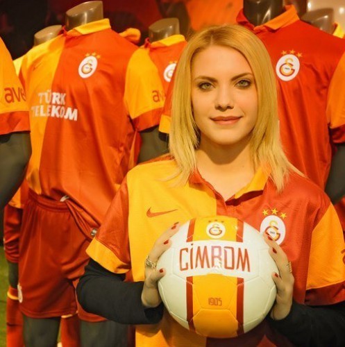 Pis 7’linin Cimbomu Ona Güzel Diyorlardı Ama.. Ablaları Onu Solladı!