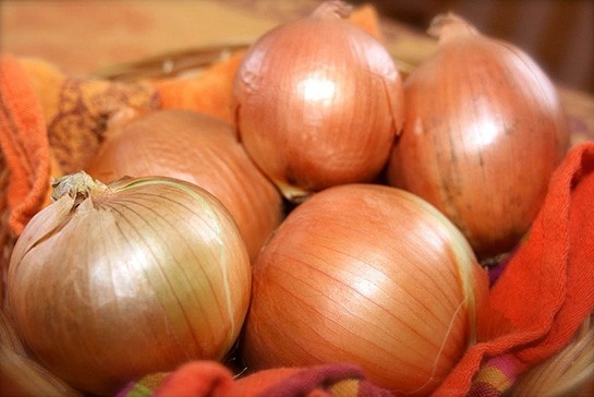 DİLİMLEDİĞİNİZ SOĞANI SAÇINIZA SÜRÜN VE MUCİZEYE ŞAHİT OLUN...