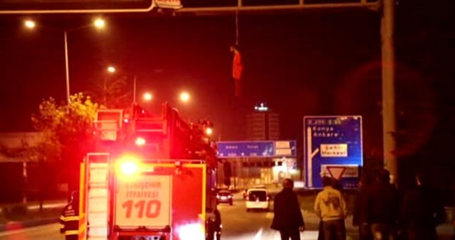 TRAFİK LEVHASINA ASIP ÜZERİNE NOT YAZDILAR! ESKİŞEHİR'DE ŞOKE EDEN GÖRÜNTÜ!