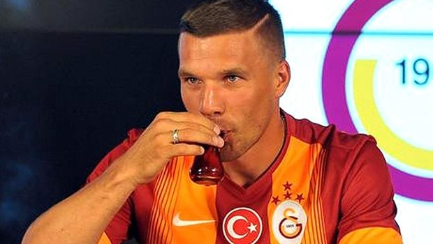 PKK'LILARDAN PODOLSKİ'YE LİNÇ GİRİŞİMİ!