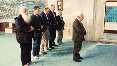 Cuma Namazını Kıldı! Bu Kişinin Kim Olduğuna İnanamayacaksınız!
